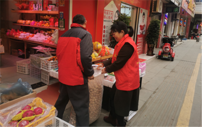竹山縣市場(chǎng)監(jiān)管局志愿服務(wù)進(jìn)門(mén)店 優(yōu)化營(yíng)商環(huán)境促發(fā)展